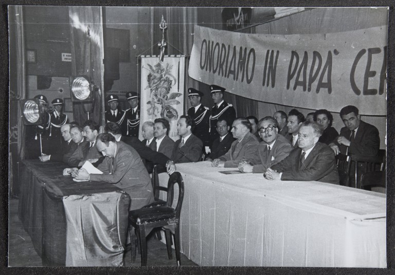 Reggio Emilia, 1955, Teatro Valli, Festeggiamenti per l'80° di Alcide Cervi, palco delle autorità